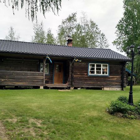 Mysig Timmerstuga Vid Sjoen Bjoerken 34 Roennsudden Грангарде Экстерьер фото