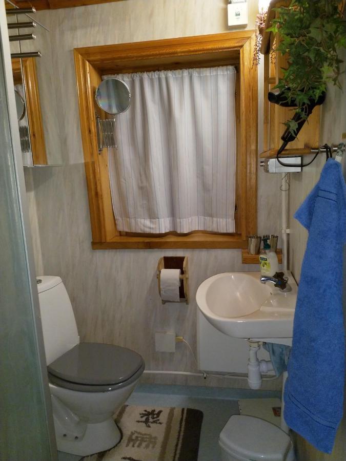 Mysig Timmerstuga Vid Sjoen Bjoerken 34 Roennsudden Грангарде Экстерьер фото