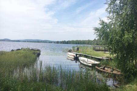 Mysig Timmerstuga Vid Sjoen Bjoerken 34 Roennsudden Грангарде Экстерьер фото